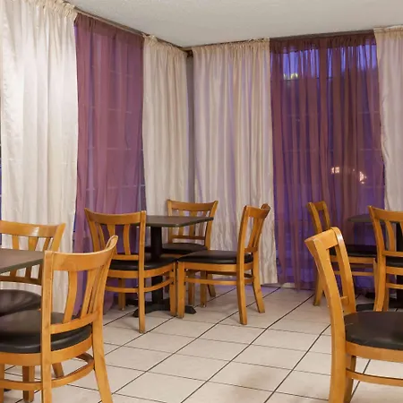 Howard Johnson By Wyndham Bakersfield-2