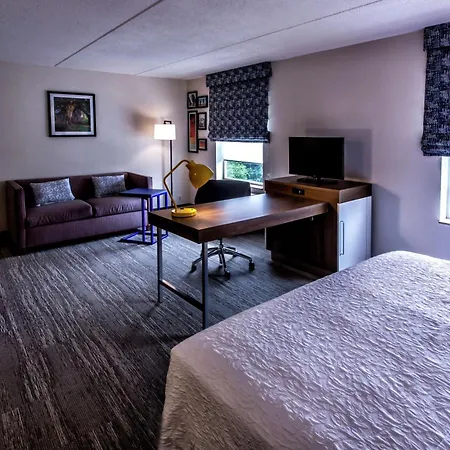 Hampton Inn & Suites Staten Island-3