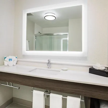 Holiday Inn Express Kansas City - At The Legends! By Ihg-2