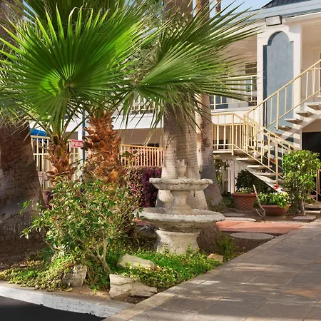 Travelodge By Wyndham Bakersfield-2