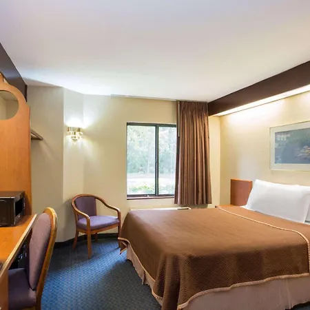 Travelodge By Wyndham Fort Myers Airport-2