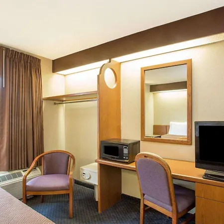 Travelodge By Wyndham Fort Myers Airport-3