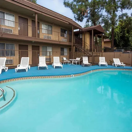 Days Inn By Wyndham In San Bernardino-3