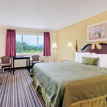 Travelodge By Wyndham Chambersburg-2