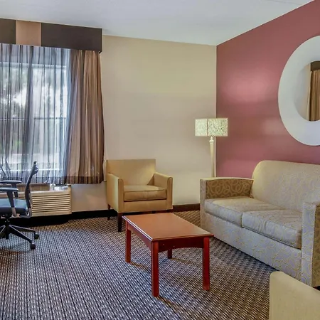 La Quinta By Wyndham Naples East-2