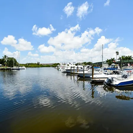 Remodeled, Huge Pool, Tiki Bar & Grill, Quiet Room-3