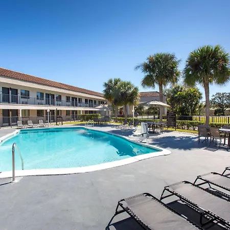 Super 8 By Wyndham Naples-2