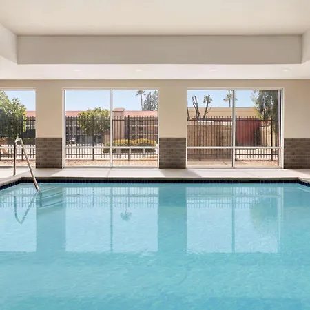 La Quinta Inn & Suites By Wyndham San Bernardino-2