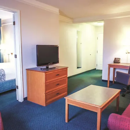 La Quinta Inn By Wyndham Moline Airport-3
