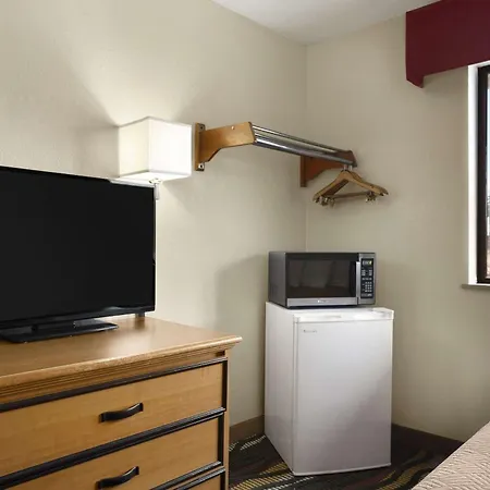 Travelodge By Wyndham Battle Creek-2