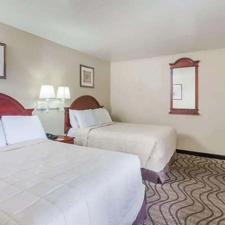Travelodge By Wyndham Victorville-3