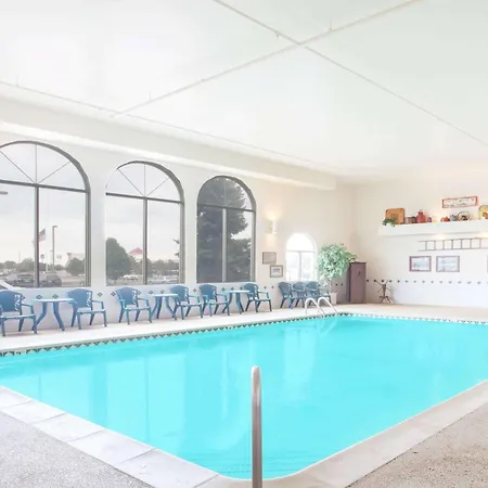 Super 8 By Wyndham West Branch-3