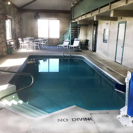 Super 8 By Wyndham Petoskey-2