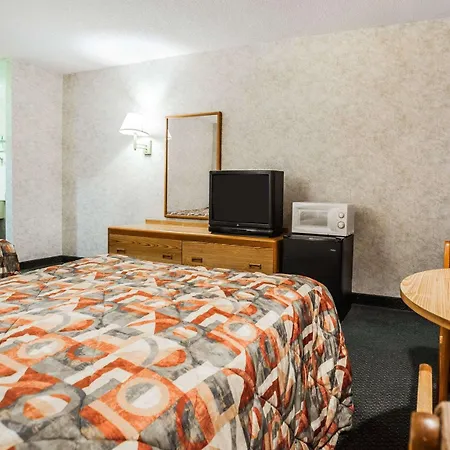 Econo Lodge-3