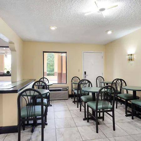Econo Lodge-3