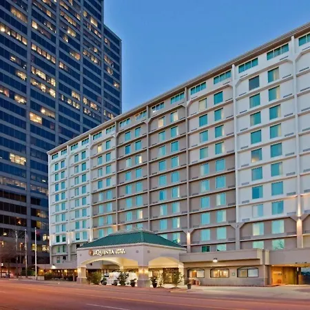 La Quinta Inn & Suites By Wyndham Downtown Conference Center-3