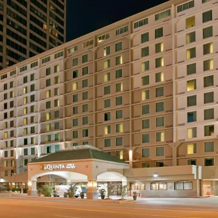 La Quinta Inn & Suites By Wyndham Downtown Conference Center-2