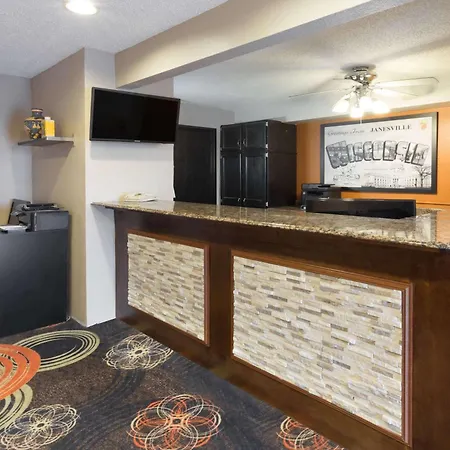 Super 8 By Wyndham Janesville-3