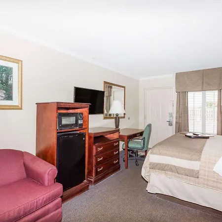Days Inn By Wyndham Destin-3