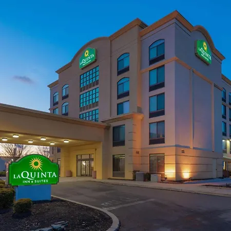 La Quinta By Wyndham Garden City-3
