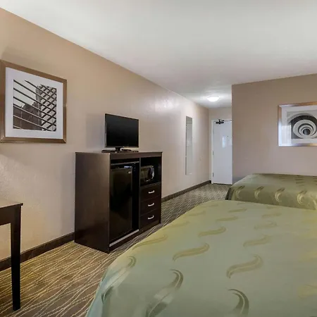 Quality Inn & Suites Des Moines - Merle Hay Road-3