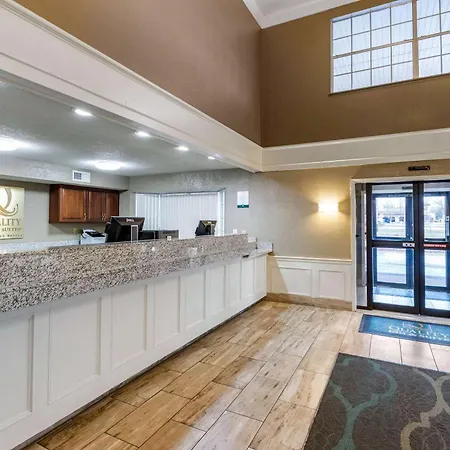 Quality Inn & Suites Des Moines - Merle Hay Road-2