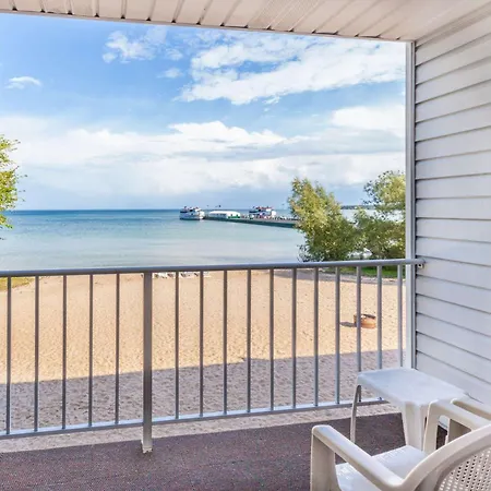 Ramada By Wyndham Mackinaw City Waterfront-3