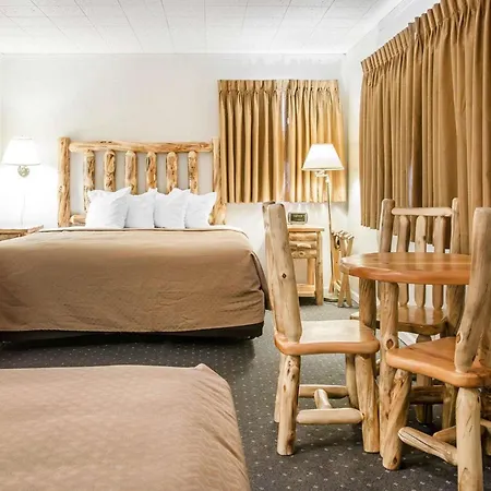Quality Inn & Suites Mackinaw City Beachfront-3