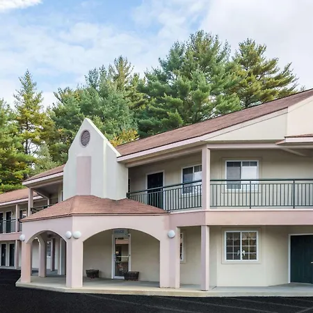 Howard Johnson By Wyndham Lenox-2
