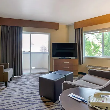 Comfort Inn & Suites Market - Airport-2