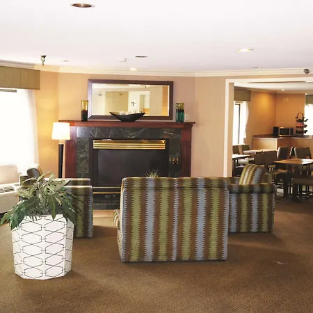 La Quinta Inn & Suites By Wyndham Kansas City North-2