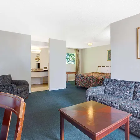 Days Inn By Wyndham Everett-3