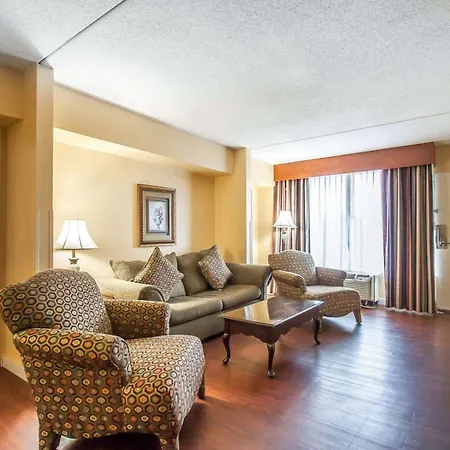Clarion Inn & Suites University Center-3