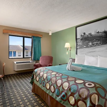 Super 8 By Wyndham Russellville-2