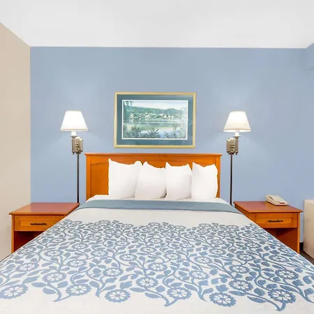 Days Inn By Wyndham Cedar Falls- University Plaza-2
