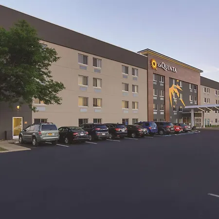 La Quinta Inn & Suites By Wyndham Cleveland - Airport North-2