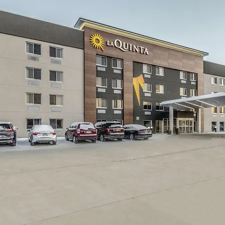 La Quinta Inn & Suites By Wyndham Cleveland - Airport North-3