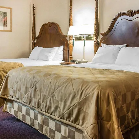 Clarion Hotel Mackinaw City Beachfront-3