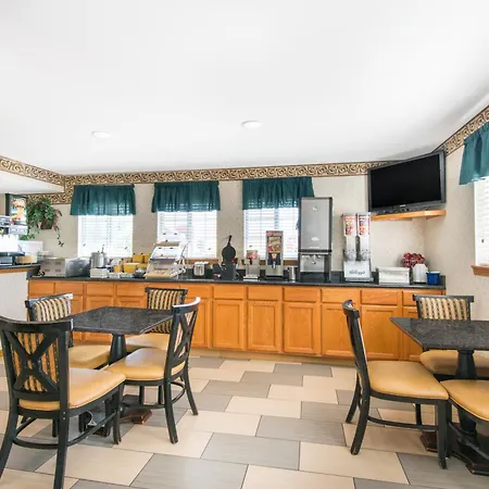 Days Inn & Suites By Wyndham Wichita-3