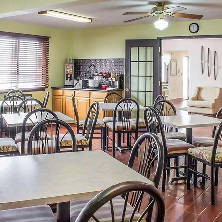 Econo Lodge Ames-3