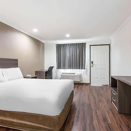 Baymont By Wyndham Bakersfield-3