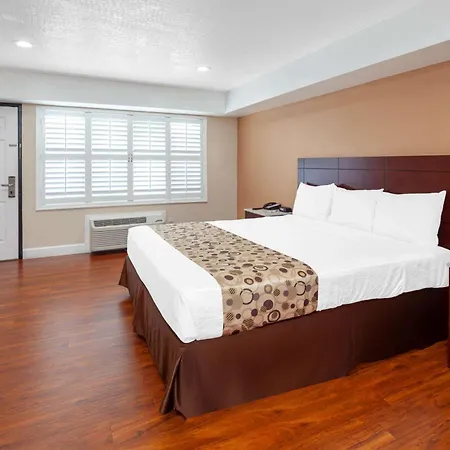 Travelodge By Wyndham Harbor City-3