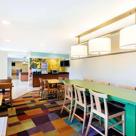 Baymont By Wyndham Savannah Midtown-2