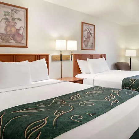 Travelodge By Wyndham Clinton Valley West Court-3