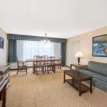 Ramada By Wyndham Cumberland Downtown-2