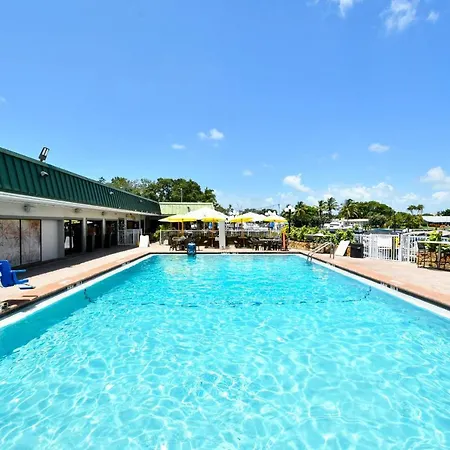 Remodeled, Huge Pool, Tiki Bar & Grill, Quiet Room-2