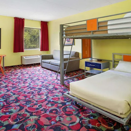 Ramada By Wyndham Bettendorf-2