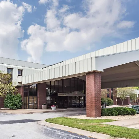 Ramada By Wyndham Bettendorf-3