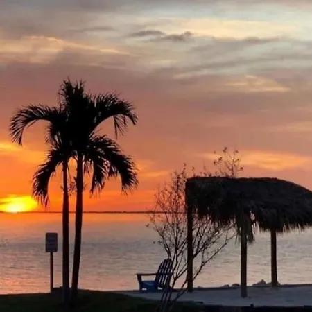 Condo Less Than 5 Min From Airport With Sunset Views-2