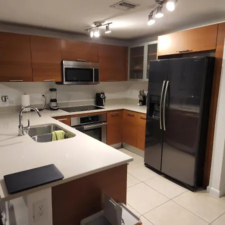 Wonderful 1 Bedroom Condo In Midtown.-2